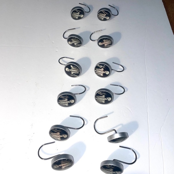 NWOT Bathroom Halloweeen Decoeation 12 Pieces Half Skeleton Shower Curtain Hooks - Picture 3 of 8